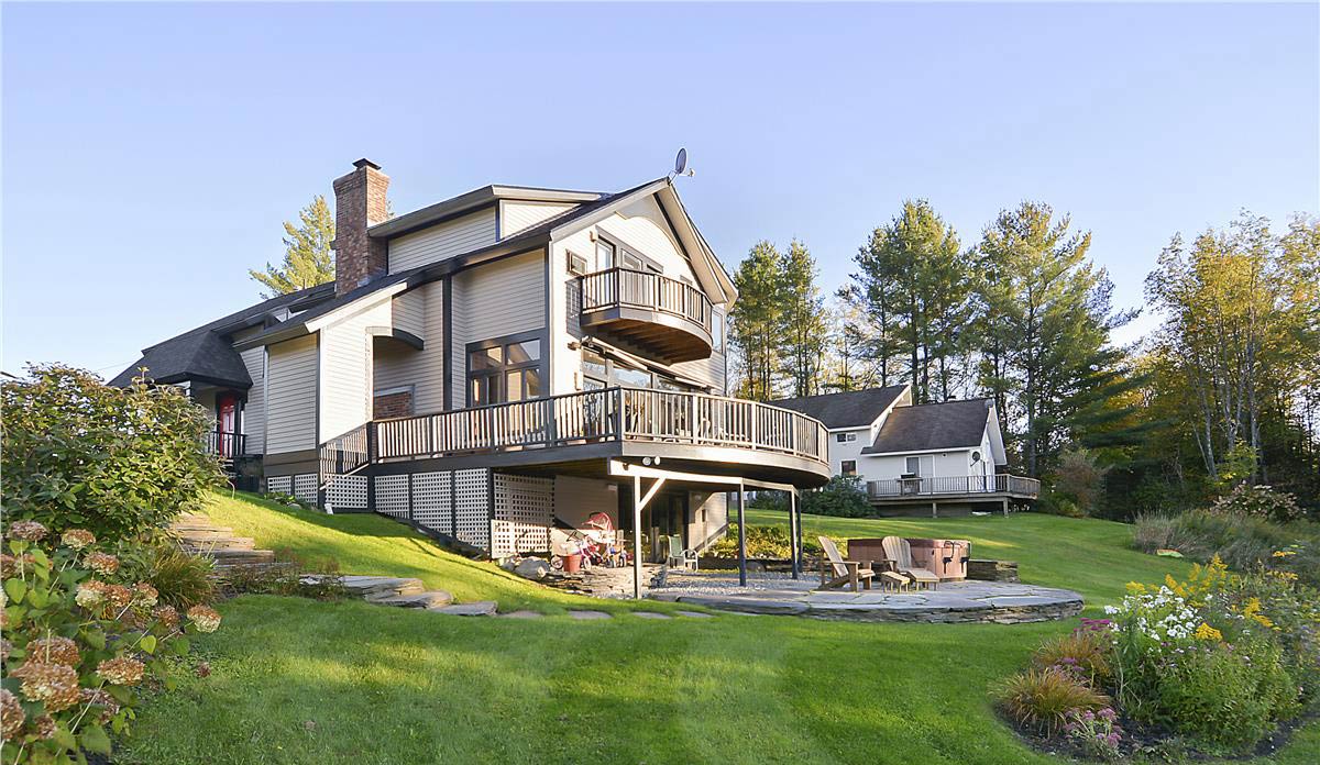 https://stowecountryhomes.com/wp-content/uploads/2021/03/Stowe-Vermont-Vacation-Homes.jpg